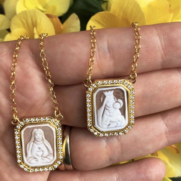 Scapular cameos