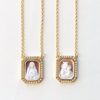 Scapular cameos