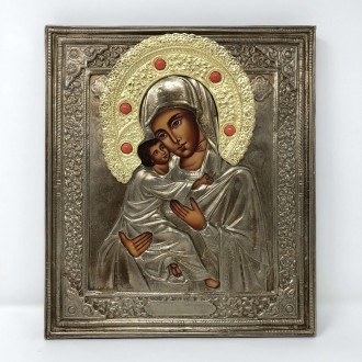 Icona Madonna di Vladimir dipinta a mano con risa cesellata a mano in rame argentato e coralli incassati, aureola dorata.