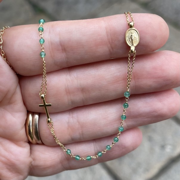 Round-neck rosary in 18 kt gold and green sapphires