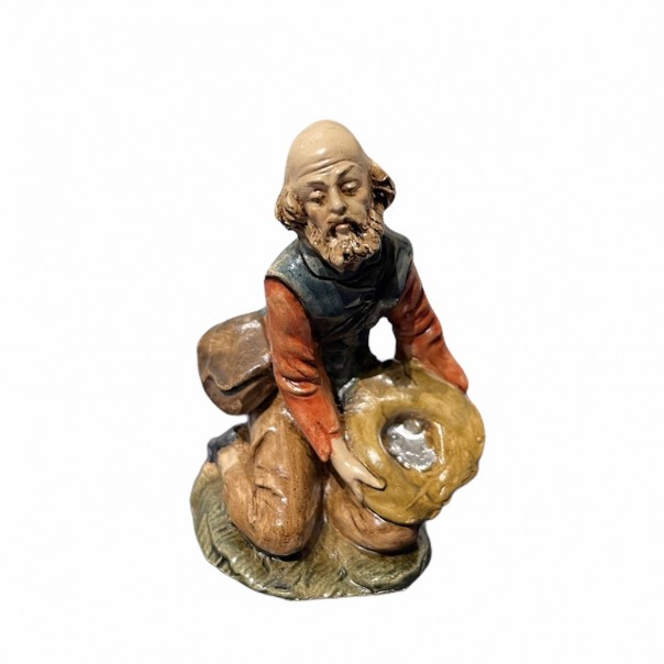 Kneeling man with hat -paper mache- 10 cm, Nativity scenes in
