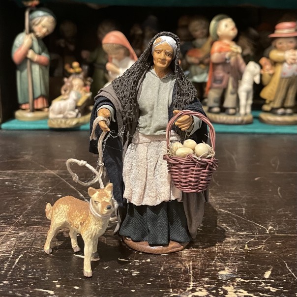 Venditrice di uova con cane - presepe napoletano - 13 cm
