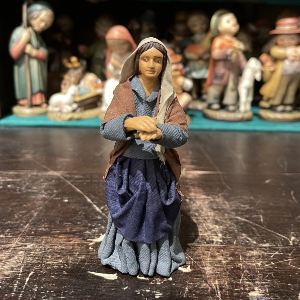 Donna curiosa - presepe napoletano - 13 cm
