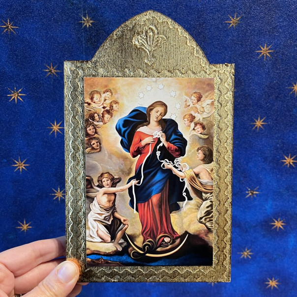 Gold leaf shaped table with Maria tip that undoes the knots