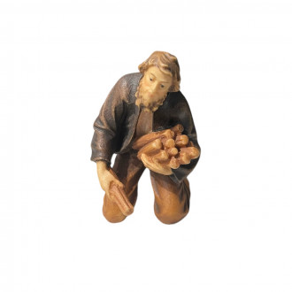 Kneeling man with wood -kostner-