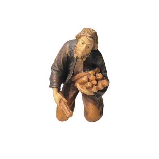 Kneeling man with wood -kostner-