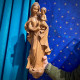 Madonna con bambino in legno scolpito da appendere.