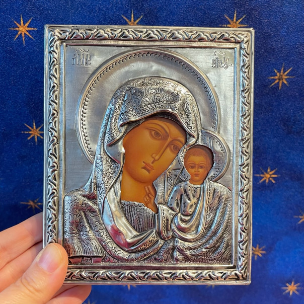 Icona dipinta Madonna di Kazan con riza