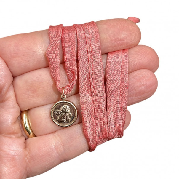 Medaglia angelo custode con nastro di seta rosa