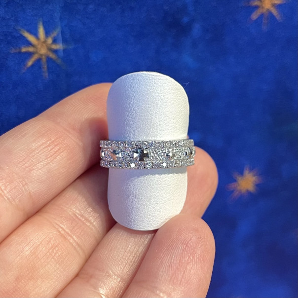 Rosary band ring with rhodium-plated zircons