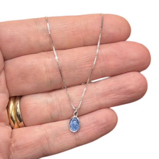 Little Miraculeuse necklace in white...