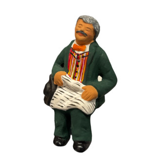 Uomo seduto con giornale...