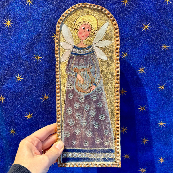 Musician angel, handmade stoneware hanging panel, painted with gilding.