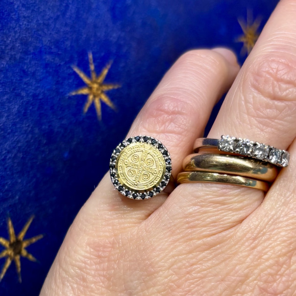 Anello con Medaglia San Benedetto argento e zirconi