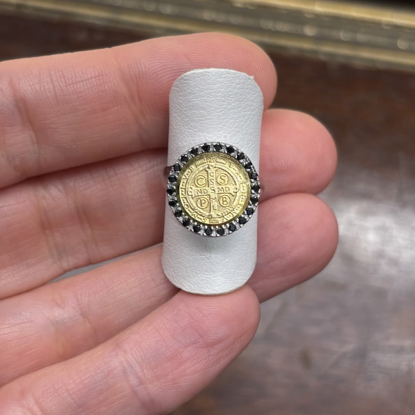 Anello con Medaglia San Benedetto argento e zirconi