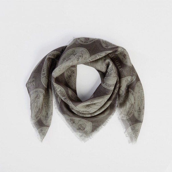 Infinite foulard of ebony medals